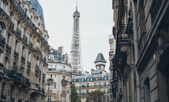 Paris-street-scene-Eiffel-Tower.jpg