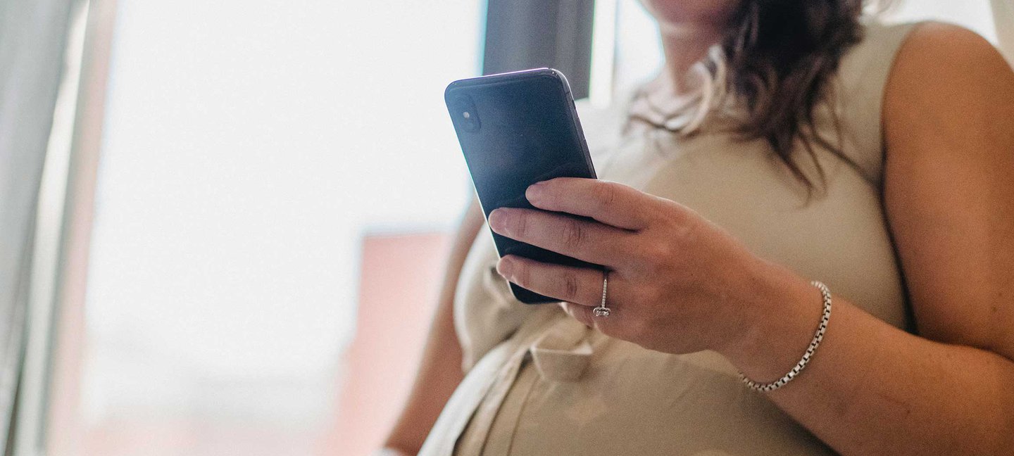 pregnant-woman-texting.jpg